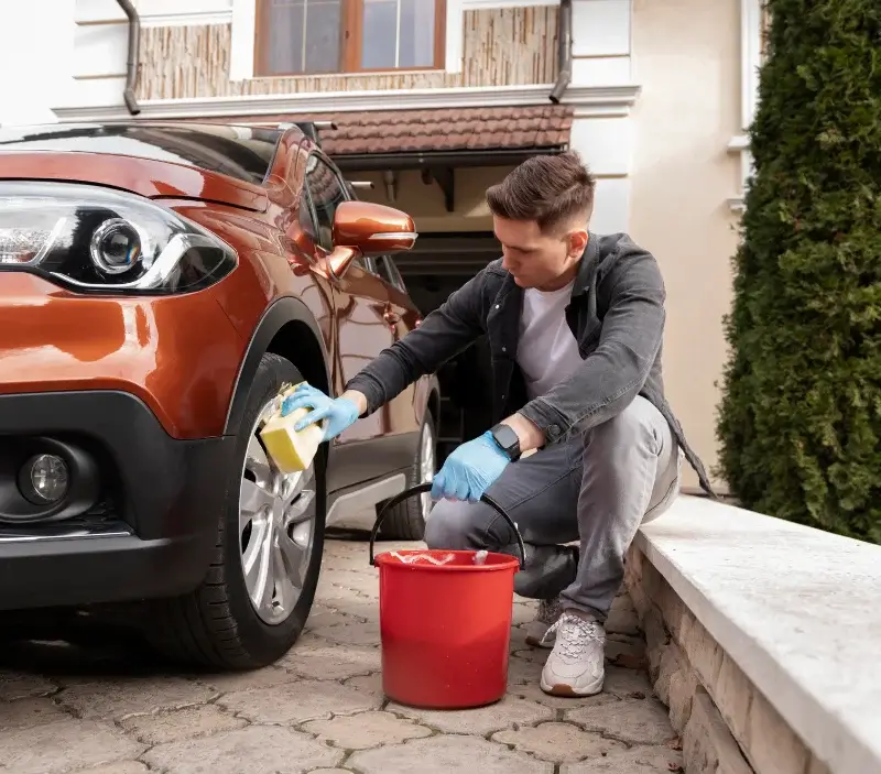Lavage auto à domicile Sigournais : professionnel intervenant sur un véhicule